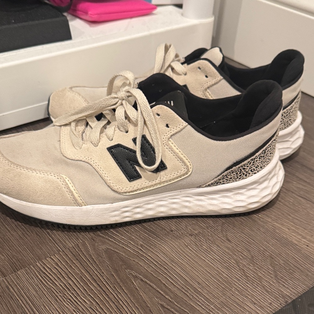 New Balance sz 9.5 Women's Beige and Black Sneakers